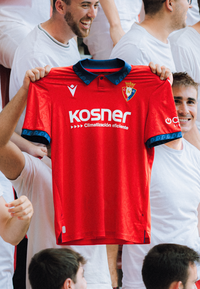 Camiseta CA Osasuna local 2026/27 - vista de modelo
