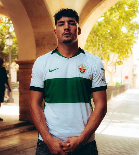 Camiseta Elche CF local 2026/27 - vista de modelo