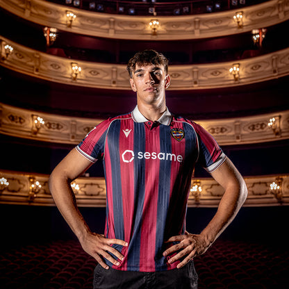 Camiseta Levante UD local 2026/27 - vista de modelo